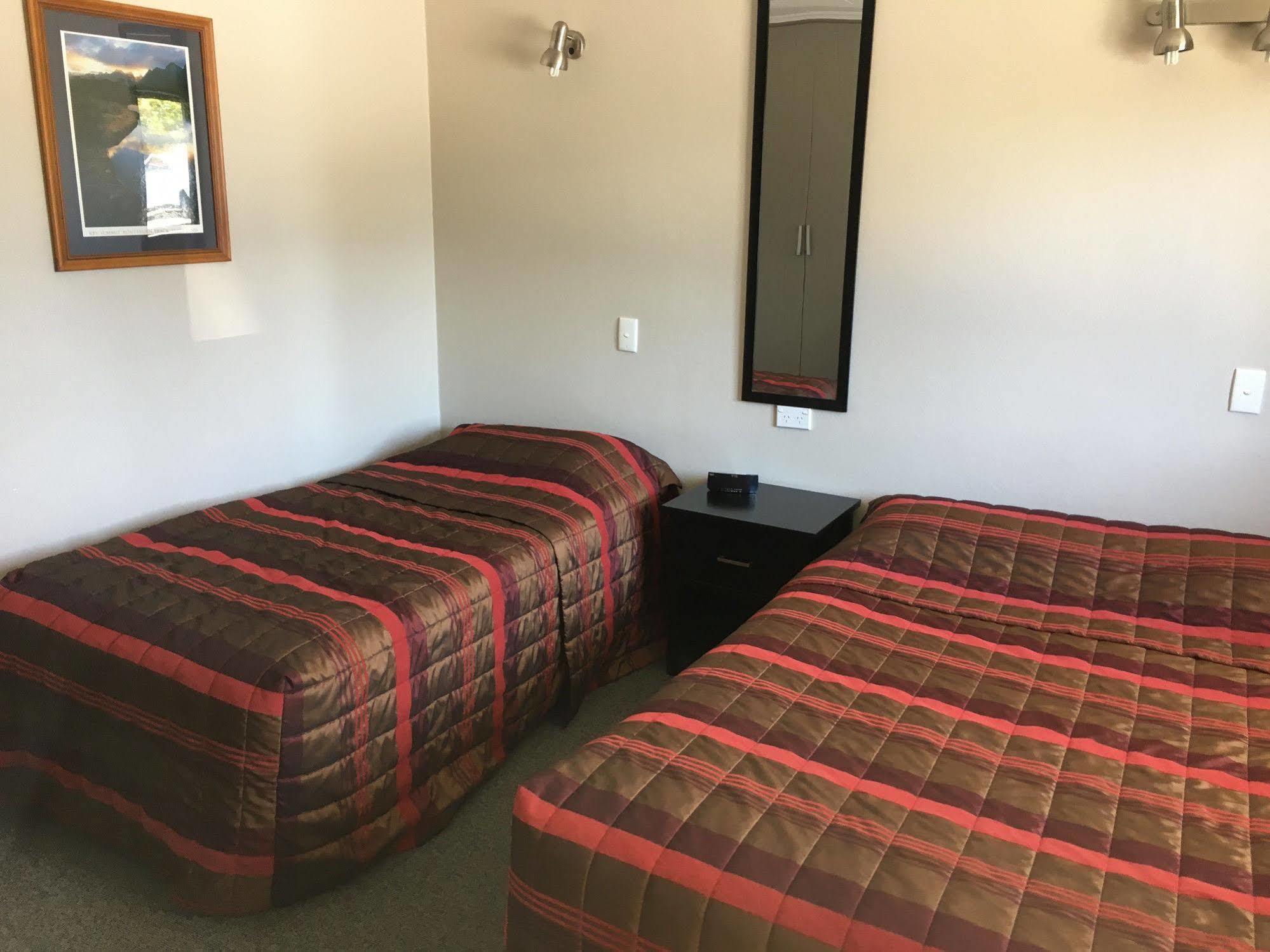 Lakeside Motel & Apartments Te Anau Luaran gambar